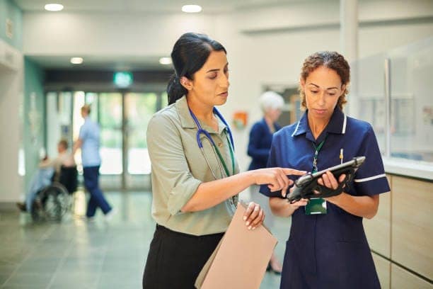 staff nurse consulting ward doctor 42322